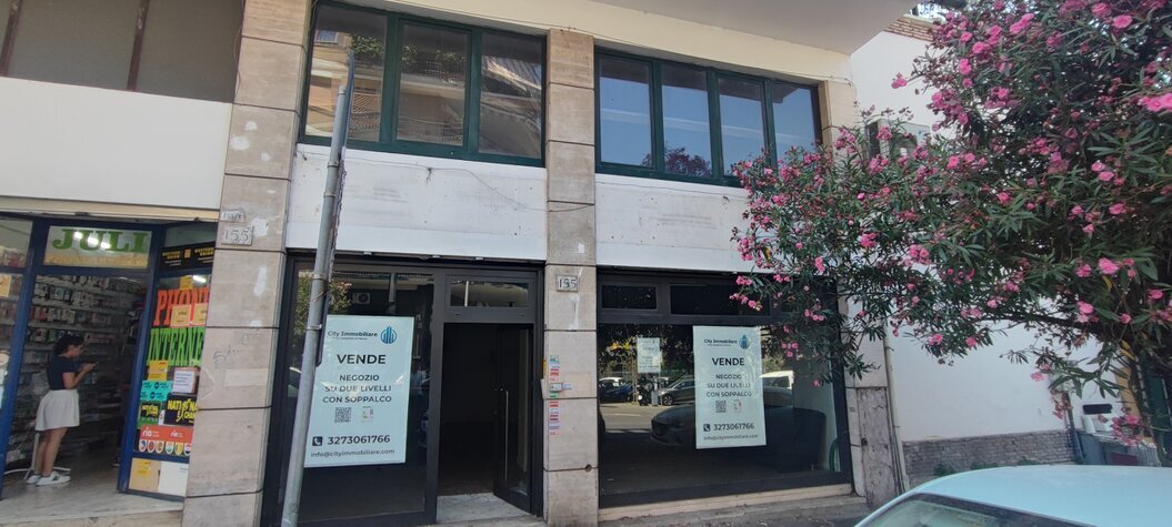 Negozio angolare con due vetrine a Prati
